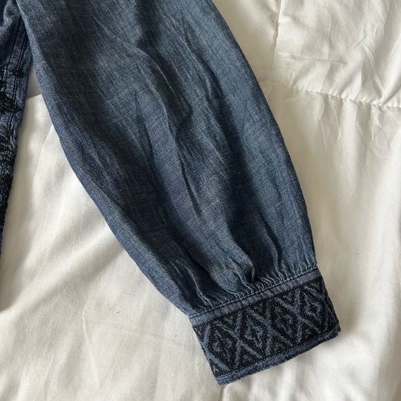 Sundance women’s Lennon Floral Embroidered
Denim Chambray Top size medium - Picture 4 of 11